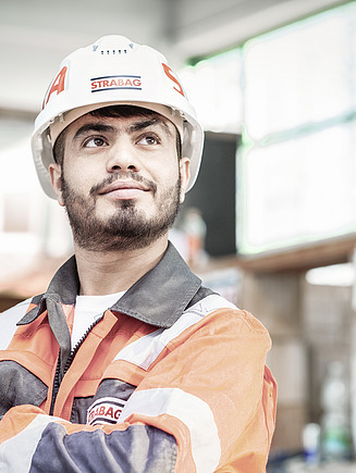 Hier wird dir etwas geboten Foto von 4 Kolleg:innen die sich auf der Baustelle besprechen