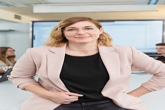 LEAN-Mitarbeiterin STRABAG Porträt von einer Frau in schwarz-weiß, die eine STRABAG-Jacke trägt