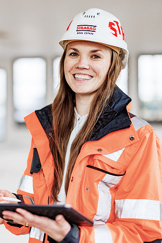 Mitarbeiterin STRABAG Porträt einer lächelnden Frau in schwarz-weiß