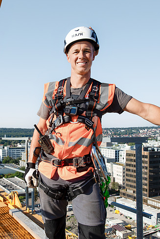 STRABAG Mitarbeiter Schwarz-weiß Porträt eines Mannes mit Hemd