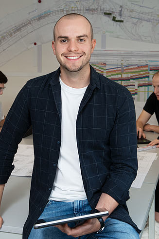 Mitarbeiter STRABAG Porträt von einem Mann in Arbeitskleidung in schwarz-weiß