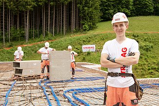 Lehrlinge bei STRABAG Foto von vier Lehrlingen, die auf der Baustelle arbeiten.